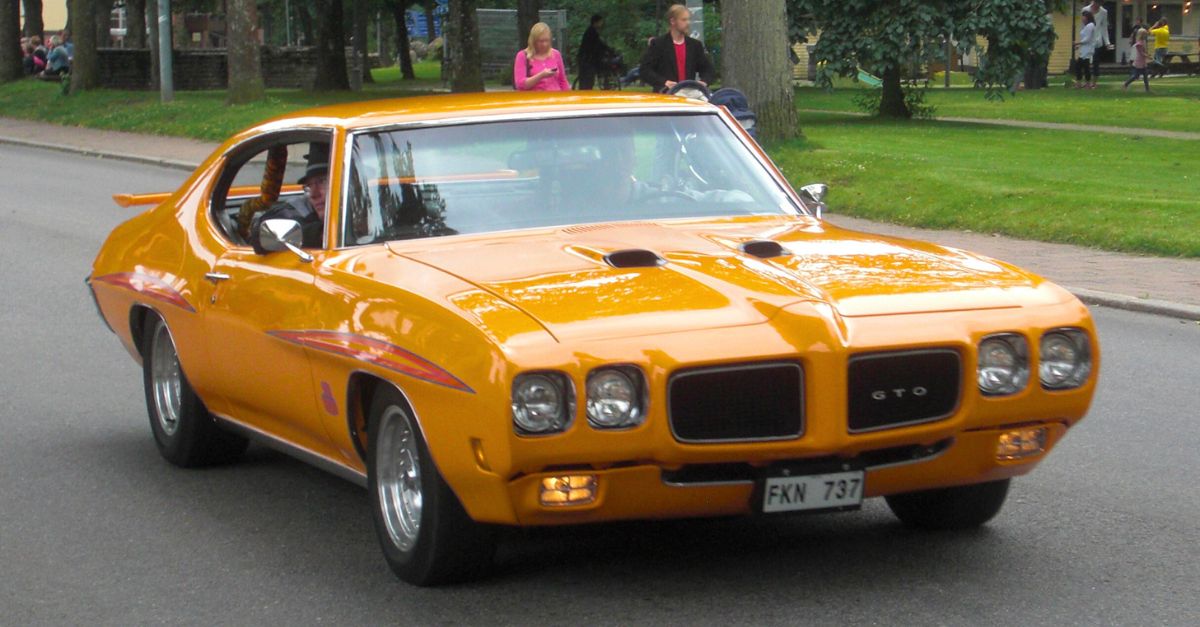 12 Savage Muscle Cars Only Seasoned Drivers Should Drive