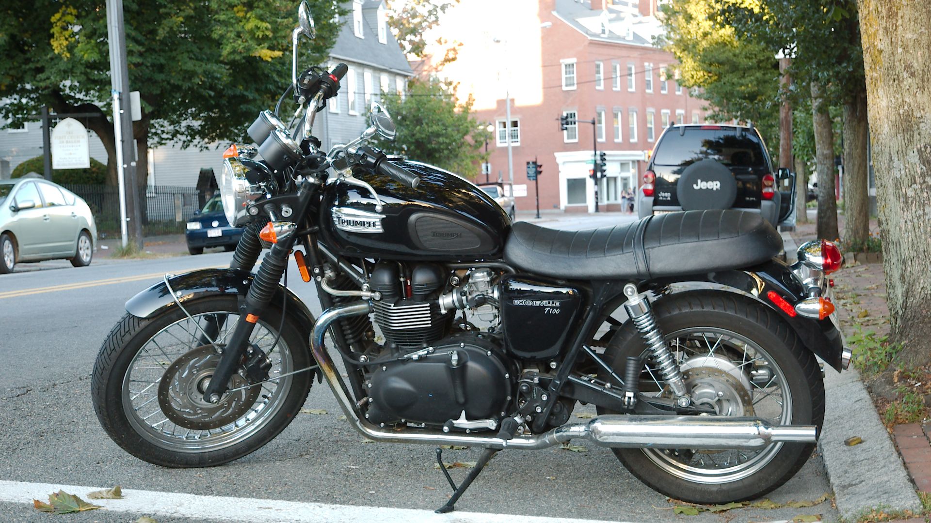 File:Triumph Bonneville T100, Left Side.jpg