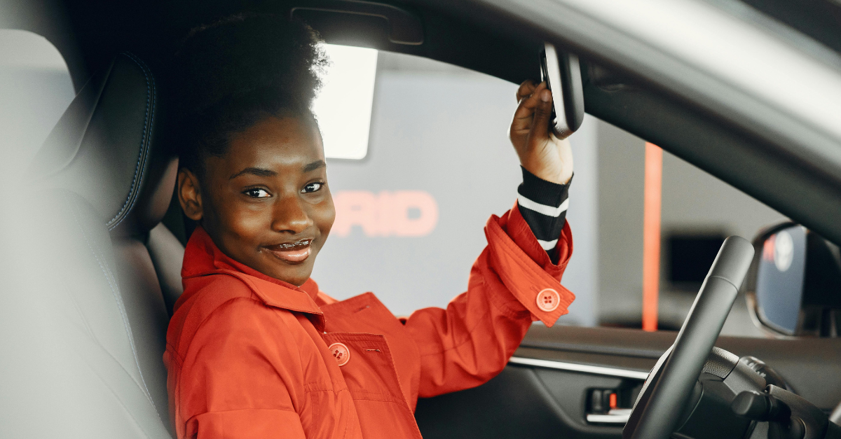 smiling-woman-in-car