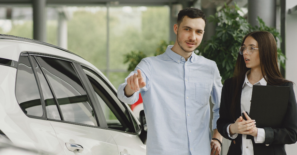 dealership-employee-selling-car-to-client